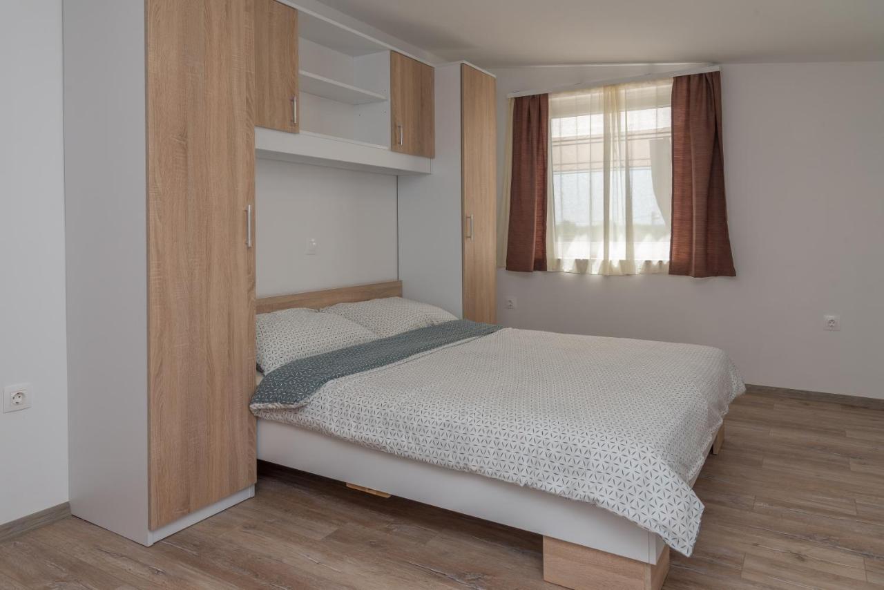 Apartmani Krzak Нин Екстериор снимка