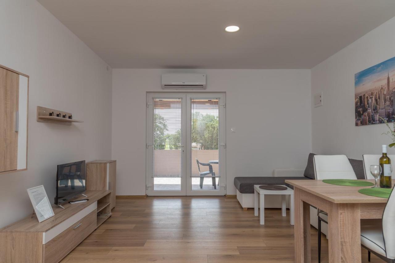 Apartmani Krzak Нин Екстериор снимка