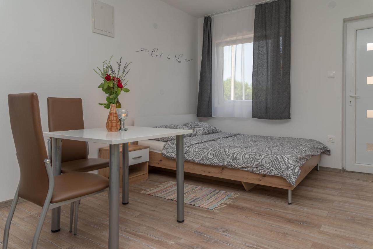 Apartmani Krzak Нин Екстериор снимка